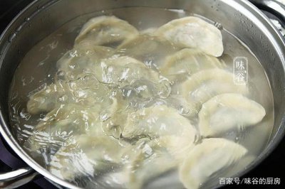 ​为防止饺子粘皮煮饺子时可以加少量（为防止饺子粘皮煮饺子时能添加什么防止黏