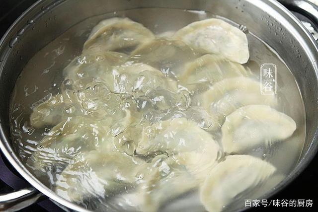 为防止饺子粘皮煮饺子时可以加少量（为防止饺子粘皮煮饺子时能添加什么防止黏糊）