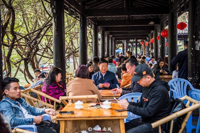 你知道什么叫摆龙门阵吗？它诠释着成都的休闲调性和成都人的洒脱