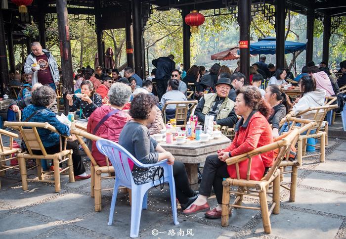 你知道什么叫摆龙门阵吗？它诠释着成都的休闲调性和成都人的洒脱