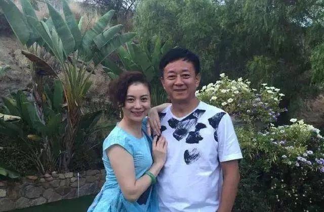 朱军娇妻近照美丽优雅大气可媲美董卿，儿子帅气，真是人生赢家