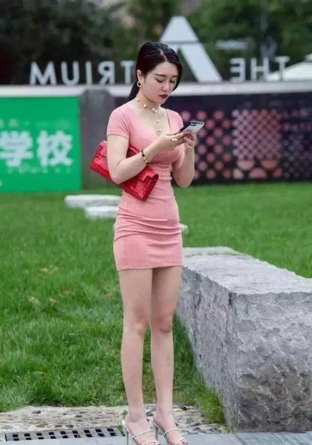 街拍：穿着包臂裙的丰满圆润少妇，身材性感高挑，十分诱人