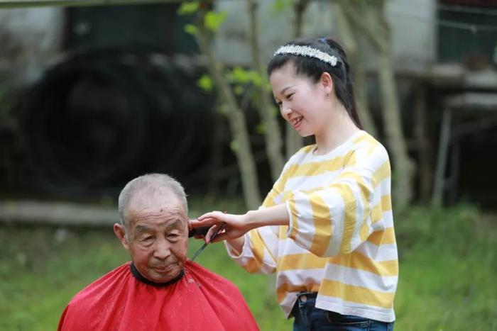 90后姑娘从小由爷爷养大，13岁扛起全家重担，如今带着爷爷出嫁