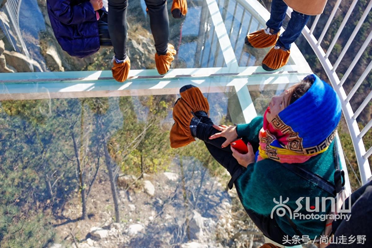 蒙山这座惊险刺激的悬空玻璃桥据说有游客是跪着走完的？